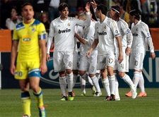 Kaka celebra con sus companeros su gol ante el apoel en cuartos champions 2012