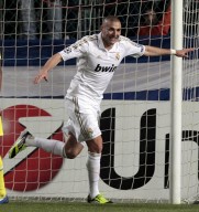 Benzema celebrando su 1 gol al apoel nicosia en cuartos champions 2012