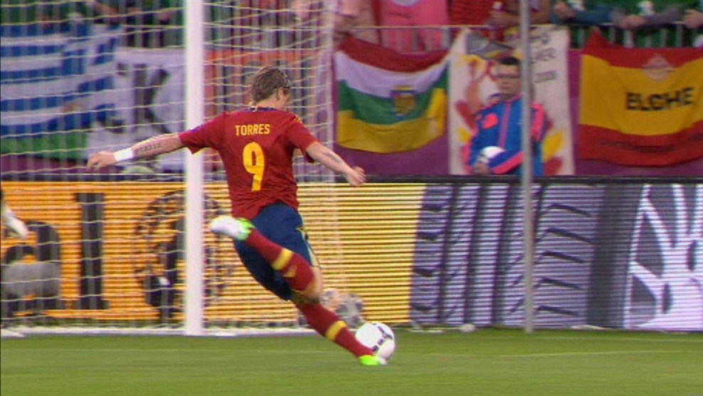 A si golpeo Torres para poner el 1-0 a favor de España en el marcador