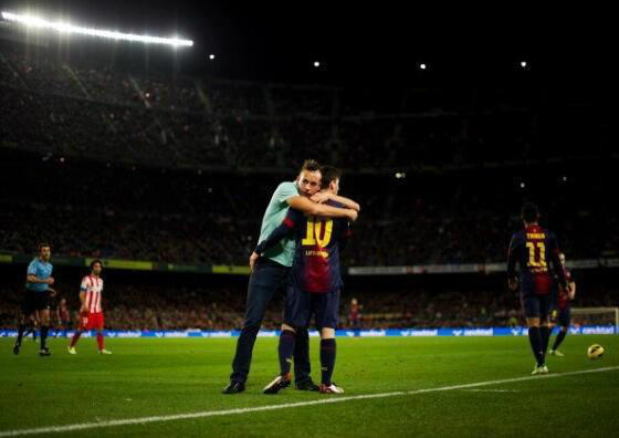 Un aficionado salta al campo a abrazar a Messi