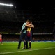 Un aficionado salta al campo a abrazar a Messi