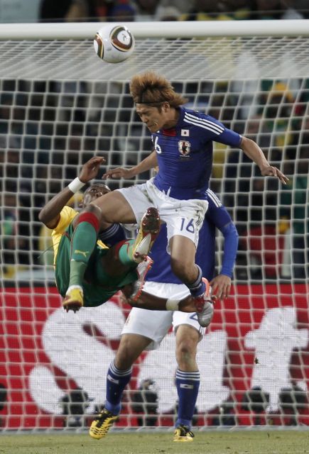 Un jugador japones patea a una de camerun.