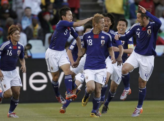 El gol de Honda adelantó a los asiáticos y desató la alegría en el equipo.