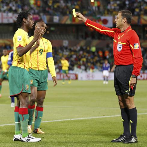 El árbitro del partido sacó tarjeta amarilla al camerunés Nkoulou.