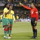El árbitro del partido sacó tarjeta amarilla al camerunés Nkoulou.