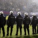 La Policía tomó el relevo de los futbolistas