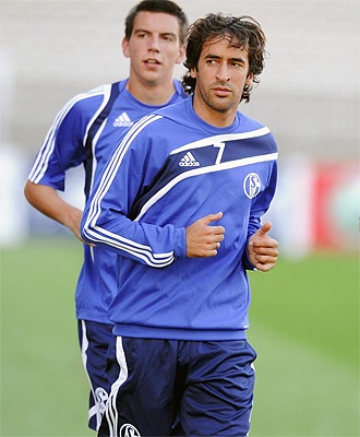 Raúl en un entrenamiento con el Schalke 04
