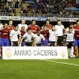 Jugadores de Valencia y Zaragoza posan con la pancarta de ánimo para Cáceres