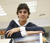Diego perotti posa en la redaccion de marca sevilla delante de una pantalla con la noticia de su con
