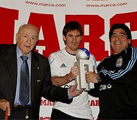 Di Stéfano y Maradona posan con Messi