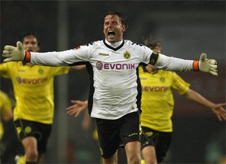 Roman Weidenfeller celebra el gol de su equipo ante el Colonia