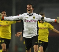 Roman Weidenfeller celebra el gol de su equipo ante el Colonia