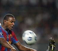 Abidal despeja un balón