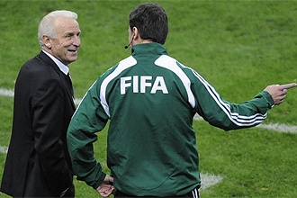 Trapattoni conversa con el cuarto árbitro durante el partido ante Francia