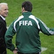 Trapattoni conversa con el cuarto árbitro durante el partido ante Francia