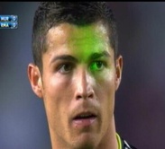Cristiano Ronaldo enfocado por un láser ante el Murcia