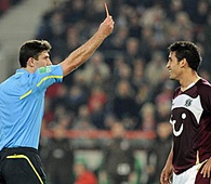 Karim Haggui es expulsado ante el Borussia Dortmund