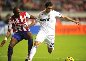 Higuaín agarrado de la camiseta por Gregory, Sporting vs Real Madrid