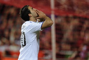 Higuaín se lamenta de su disparo al poste, Sporting vs Real Madrid
