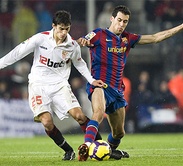 Busquets lucha un balón en el choque ante el Sevilla