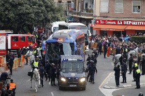 Llegada del autobus del Barcelona a Mestalla