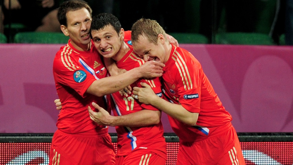 Dzagoev es feliciatado por sus compañeros tras su gol ante la República Checa