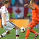 Robben y Bendtner luchan por un balón