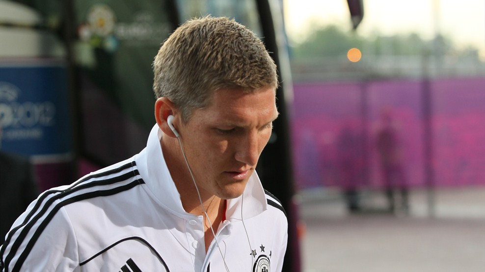 Schweinsteiger bajandose del autobus antes del partido contra Portugal