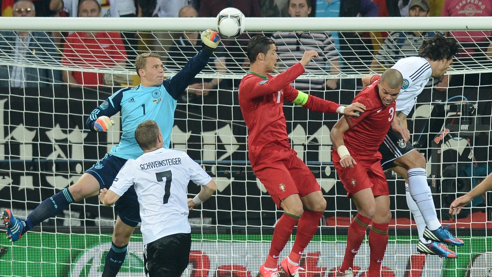 Neuer despeja un balón con el puño frente a Portugal
