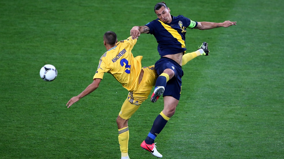 Ibrahimovic remata un balón de tacón ante Ucrania