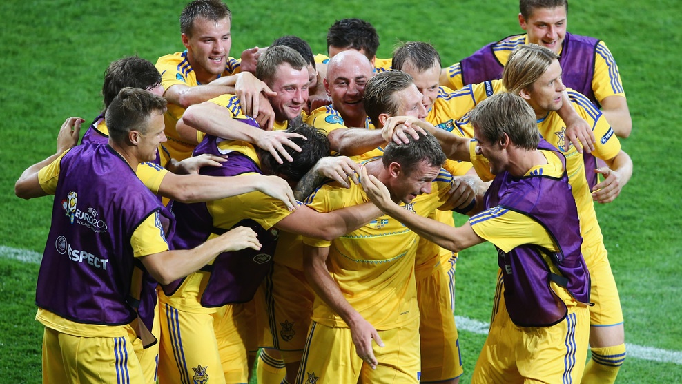Los jugadores de Ucrania felicitan a su delantero Shevchenko tras uno de sus goles ante Suecia