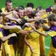 Los jugadores de Ucrania felicitan a su delantero Shevchenko tras uno de sus goles ante Suecia