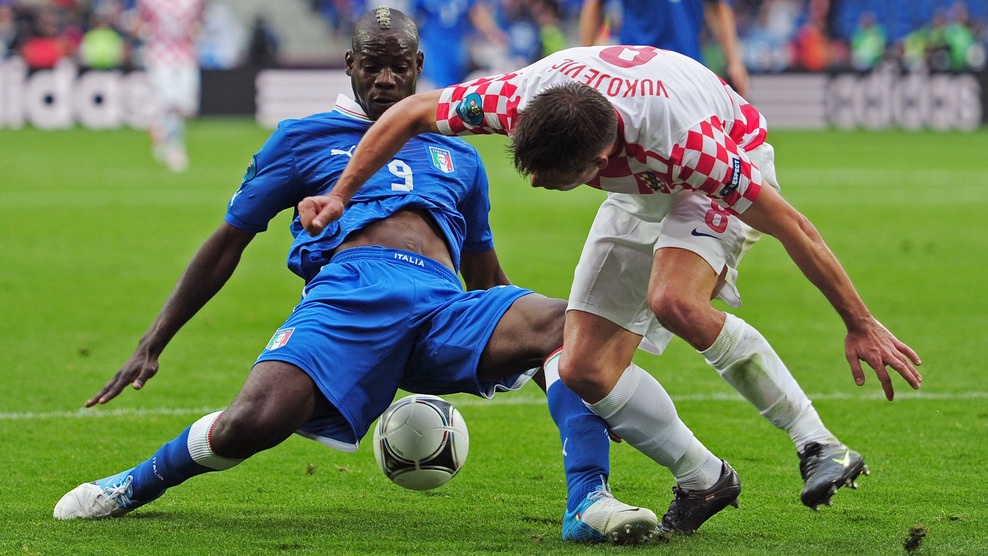 Balotelli intenta aguantar un balón ante la defensa de Croacia