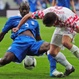 Balotelli intenta aguantar un balón ante la defensa de Croacia