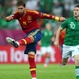 Sergio Ramos despeja un balón ante Irlanda
