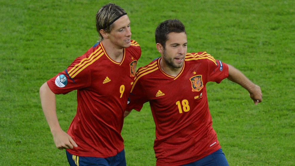 Torres y Jordi Alba tras el gol del madrileño ante Irlanda