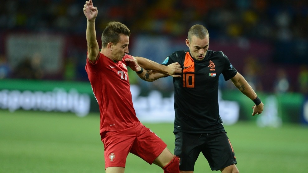 Sneijder y Pereira pelean por un balón