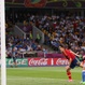 Silva y Buffon miran como entra el balón que supone el 1-0 para España