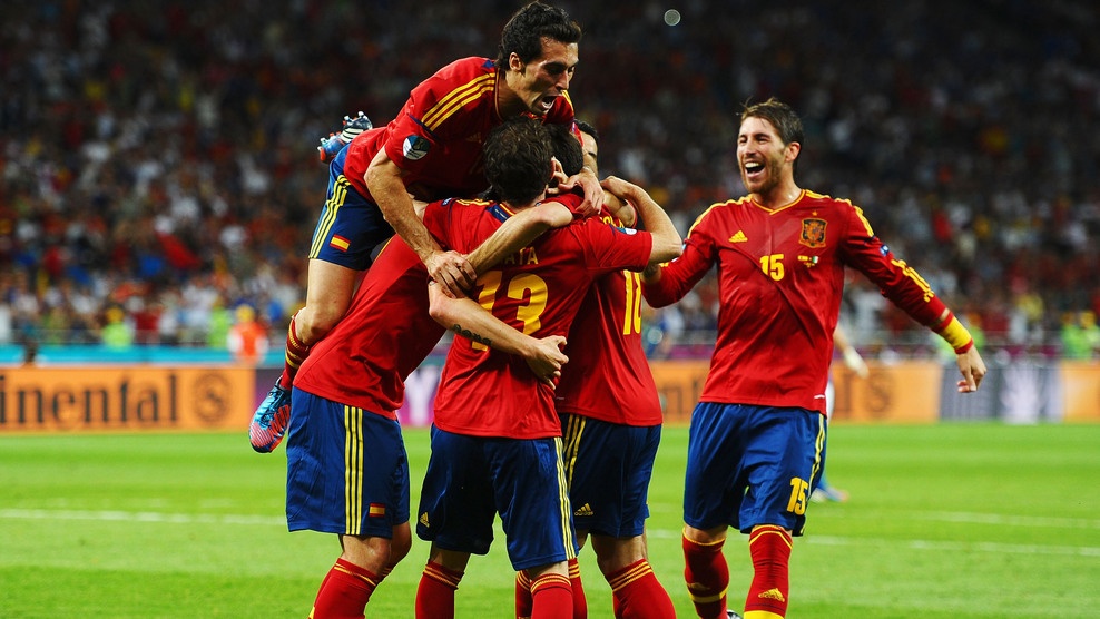 Los jugadores de España celebran tras el pitido final