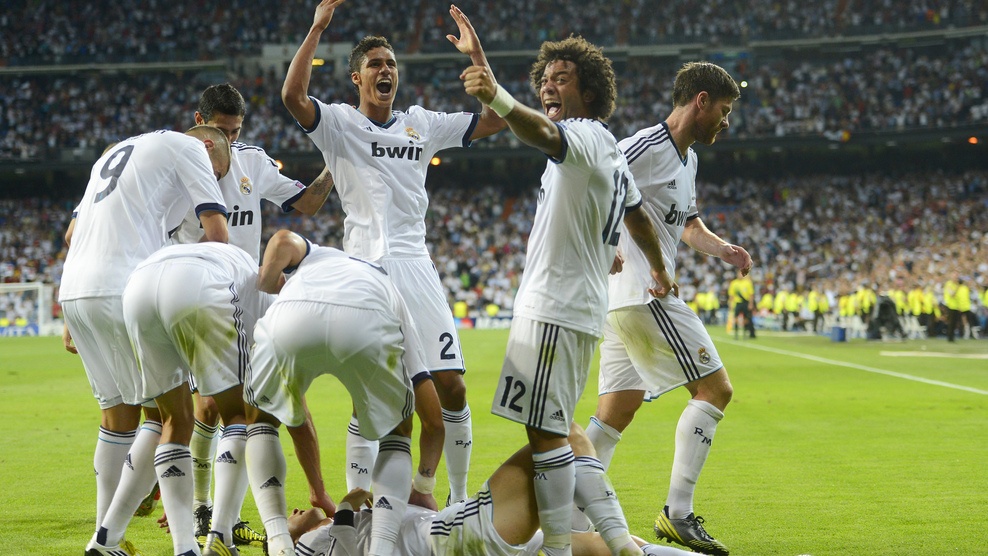 Los jugadores del Real Madrid acuden a felicitar a Cristiano Ronaldo tras su gol ante el City