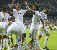 Los jugadores del Real Madrid acuden a felicitar a Cristiano Ronaldo tras su gol ante el City