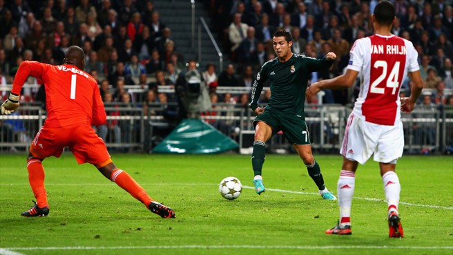 Cristiano Ronaldo controla justo antes de marcar su primer gol ante el Ajax