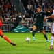 Cristiano Ronaldo controla justo antes de marcar su primer gol ante el Ajax