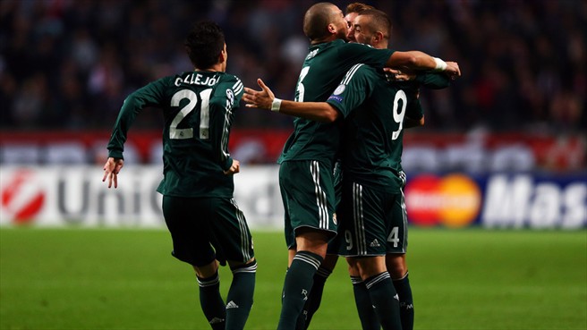 Los jugadores del Real Madrid celebran el gol de Benzema ante el Ajax