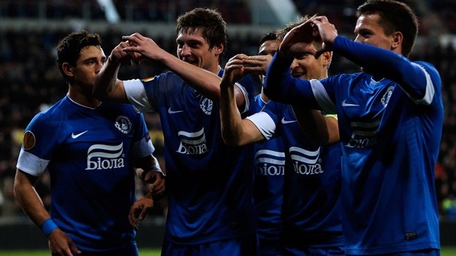 Los jugadores del Dnipro celebran un gol ante el PSV
