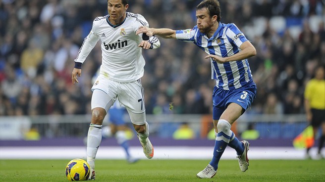 Cristiano Ronaldo y Mikel González luchan por un balón