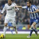 Cristiano Ronaldo y Mikel González luchan por un balón