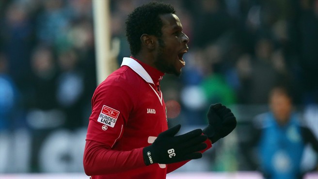 Mame Diouf celebra su gol ante el Wolfsburg