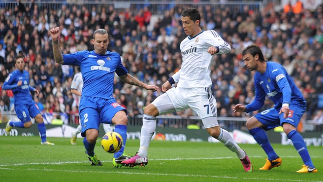 Cristiano Ronaldo y Valera luchan por un balón