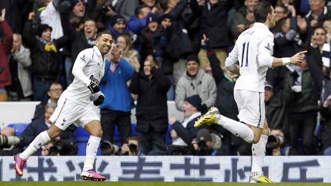 Bale y Lennon celebran un gol del Tottenham